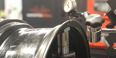 Velg wordt hersteld in hydraulische richtbank Velg wordt hersteld in hydraulische richtbank
